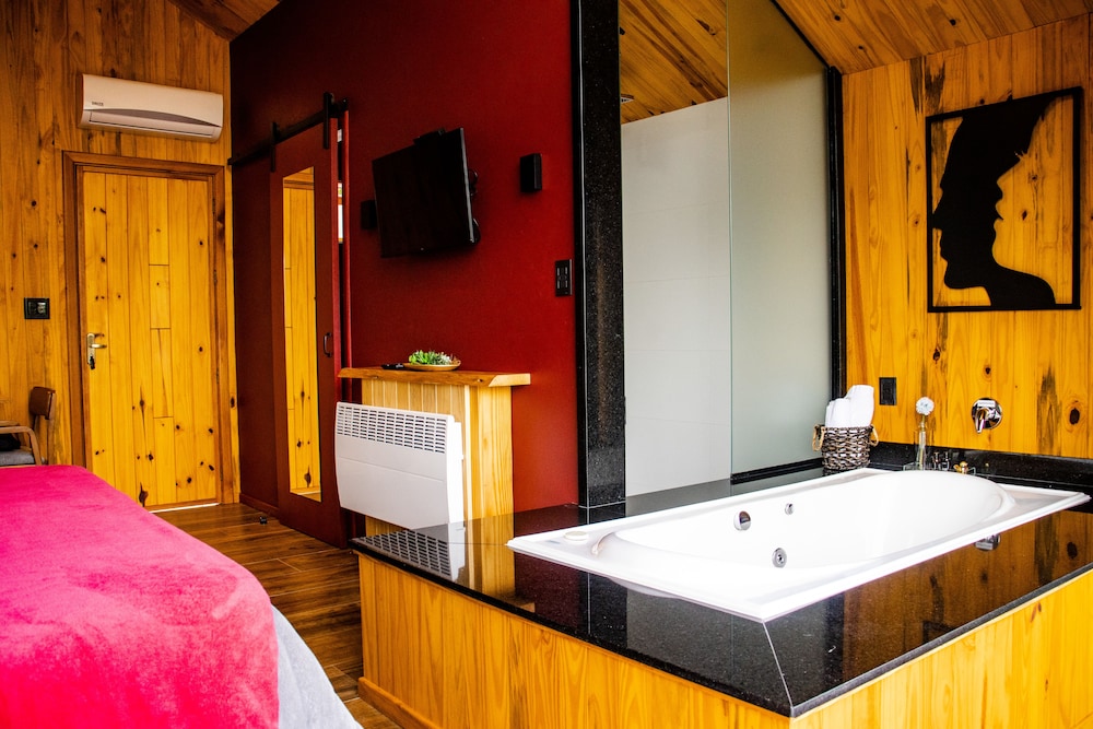 Luxury Cabin, Hot Tub, Mountain View photo 3