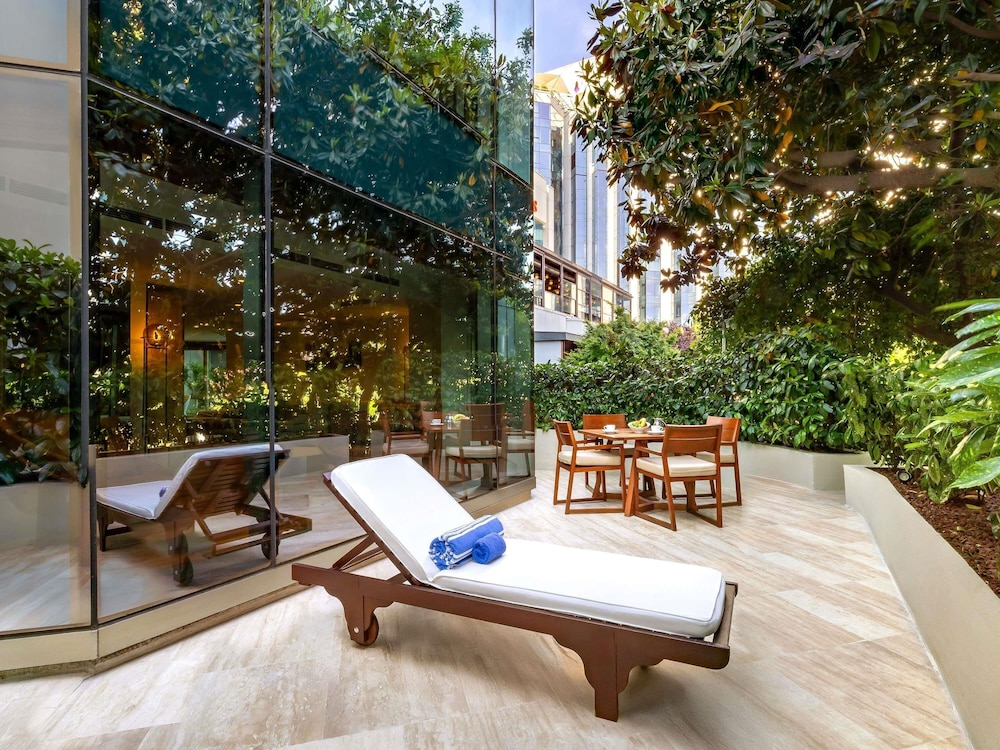 Deluxe Family Suite Pool Side with executive lounge access