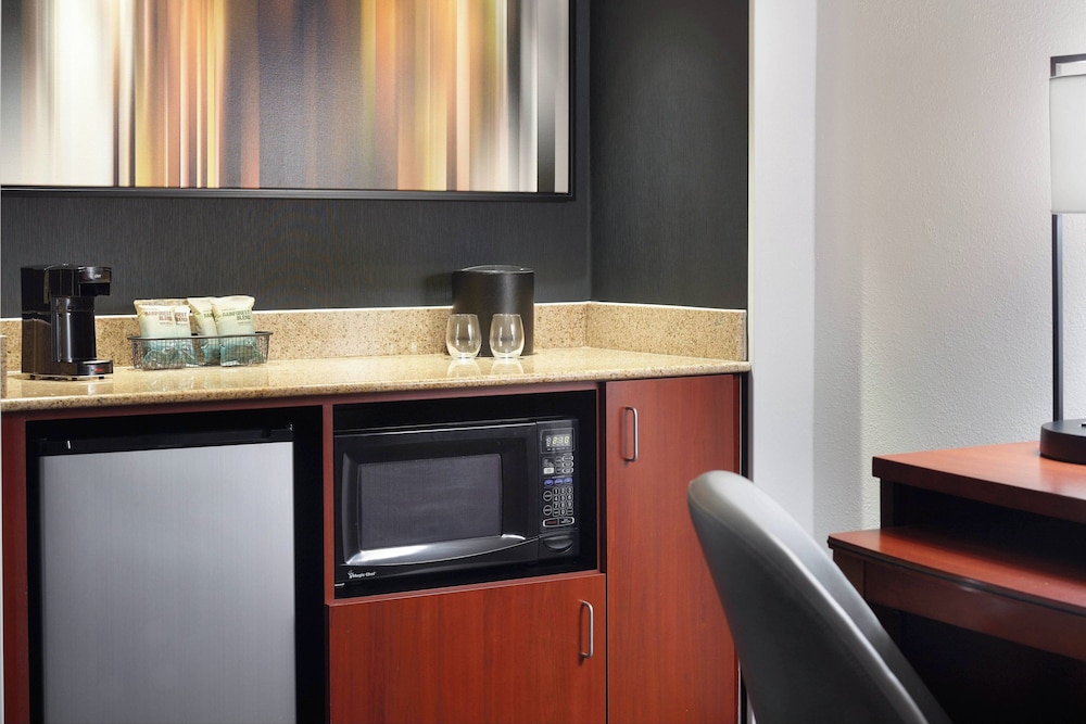 Suite, 1 Bedroom - Photo 2