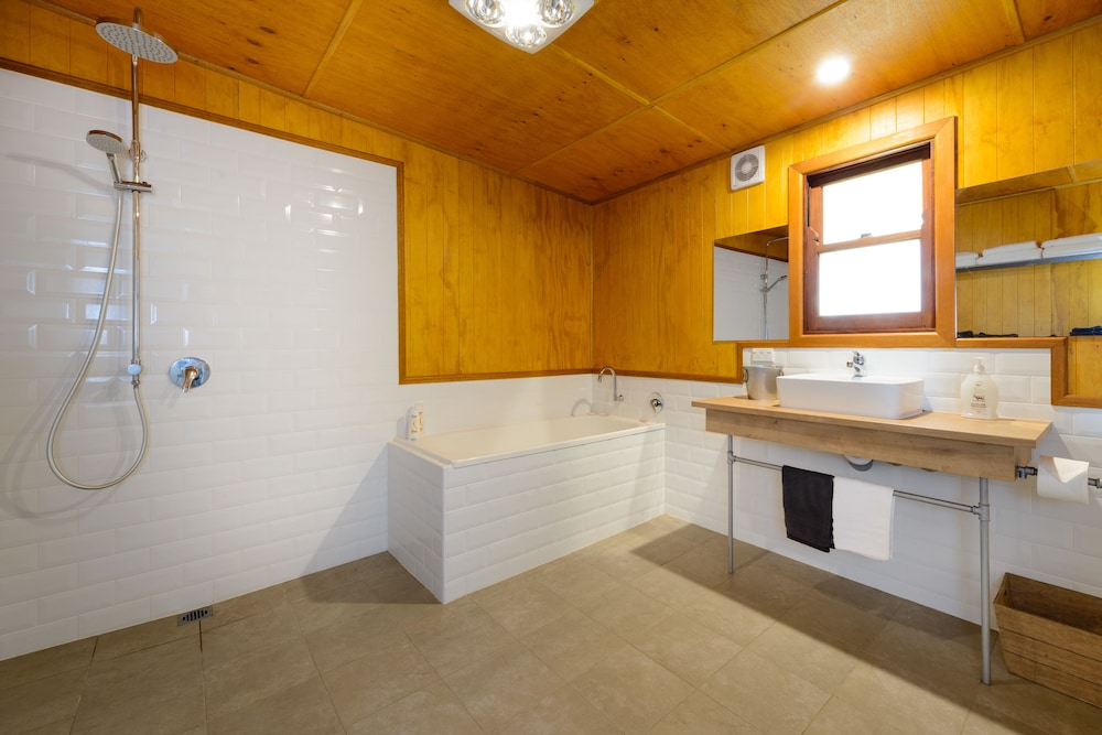 Rustic Queen With Bathroom photo 3