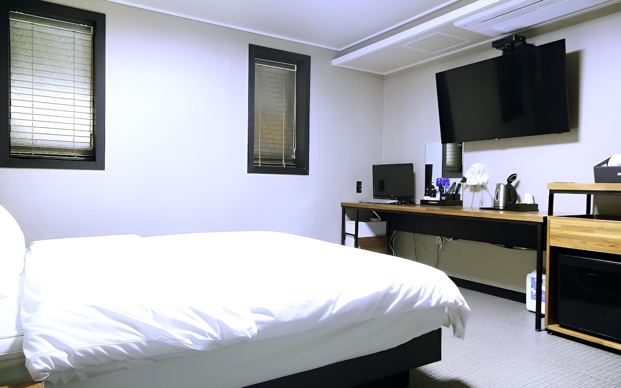 Room (Standard (Netflix Available)) - Photo 6