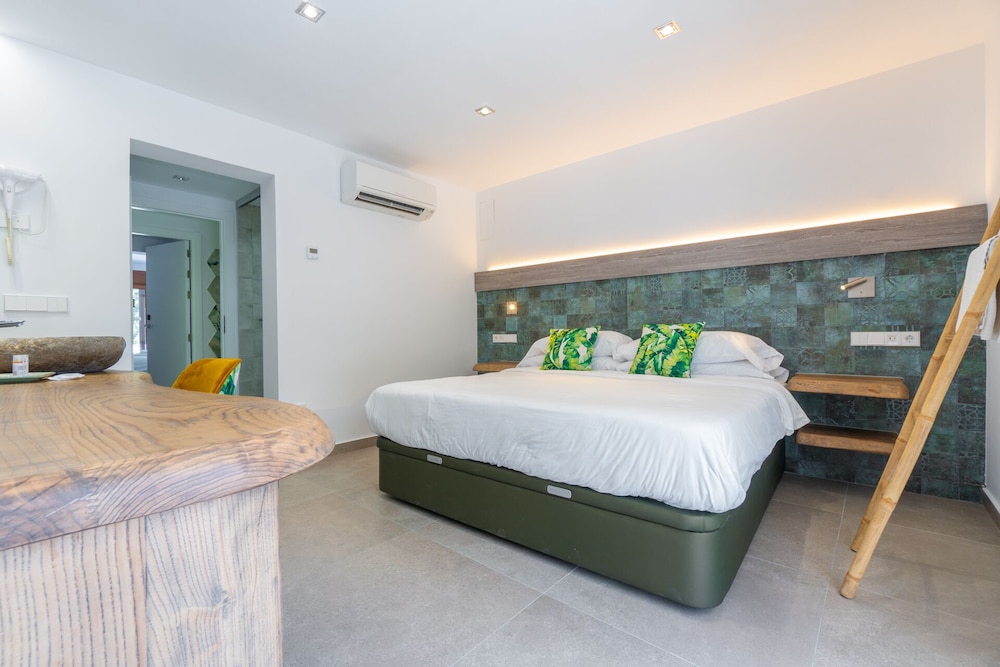 Premium Double Room, 1 King Bed, Balcony photo 2