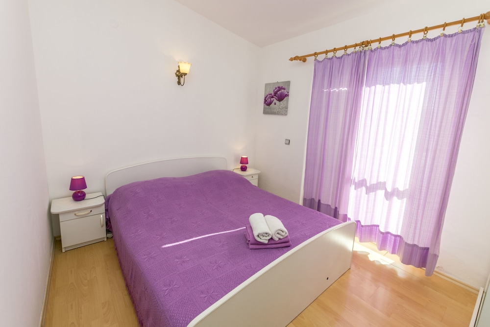 Room (S3)