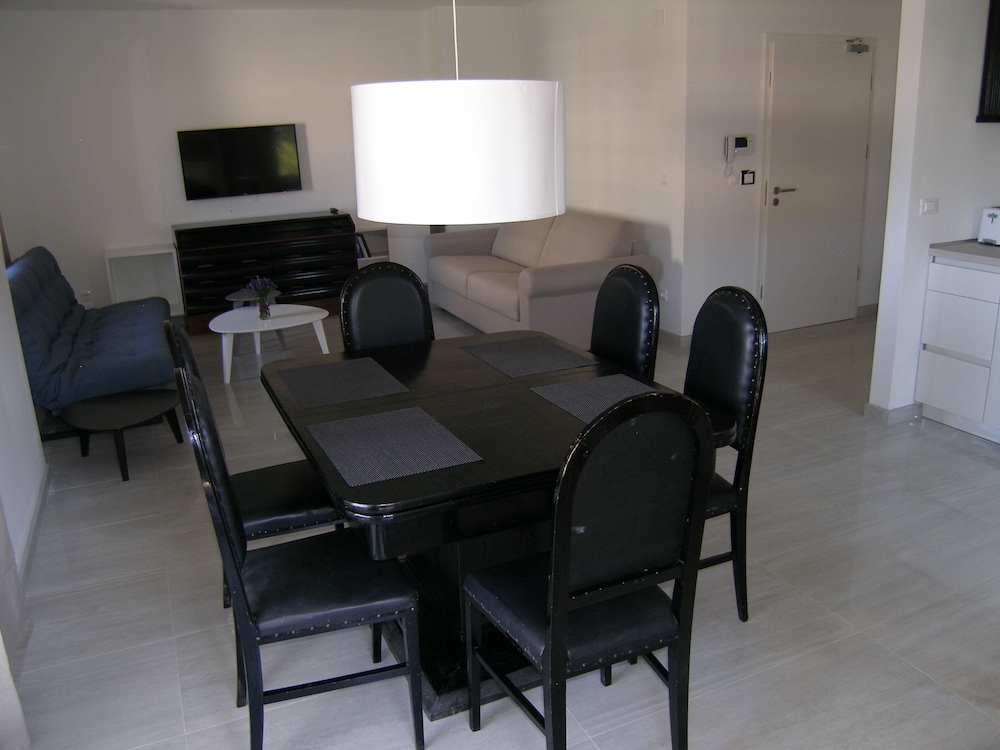Deluxe Apartment,  2 bedrooms, 1 living room photo 2