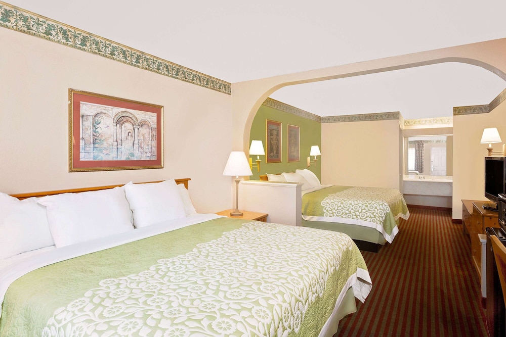 Room, Multiple Beds, Non Smoking (2 King beds) - Photo 1