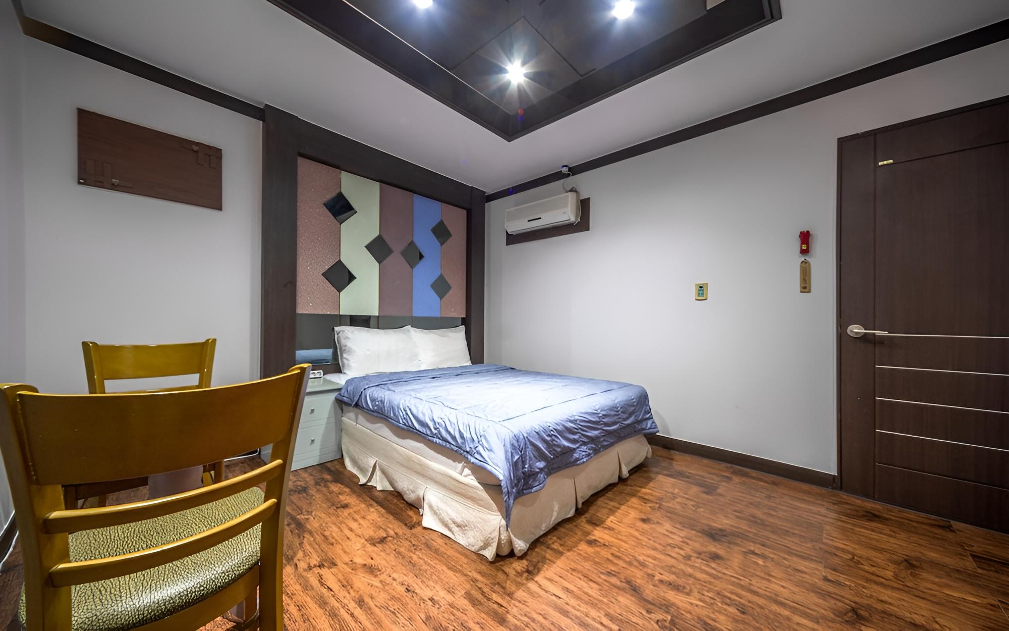Room (Standard Room) - Photo 14