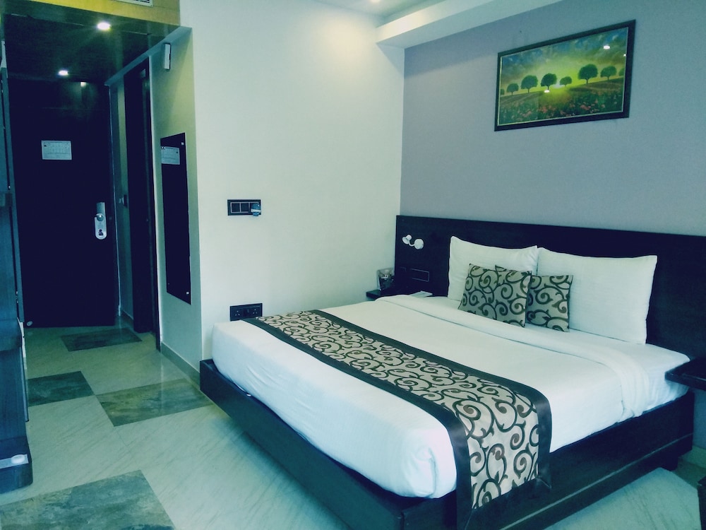 Deluxe Double Room, 1 Queen Bed, Smoking, City View