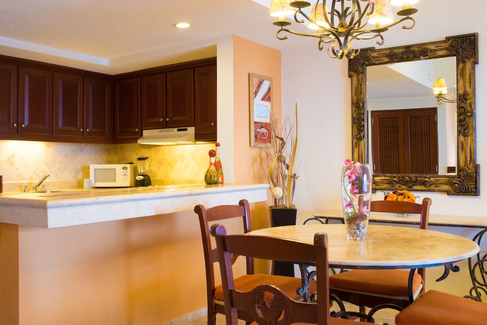 Suite, 1 Bedroom - Photo 2