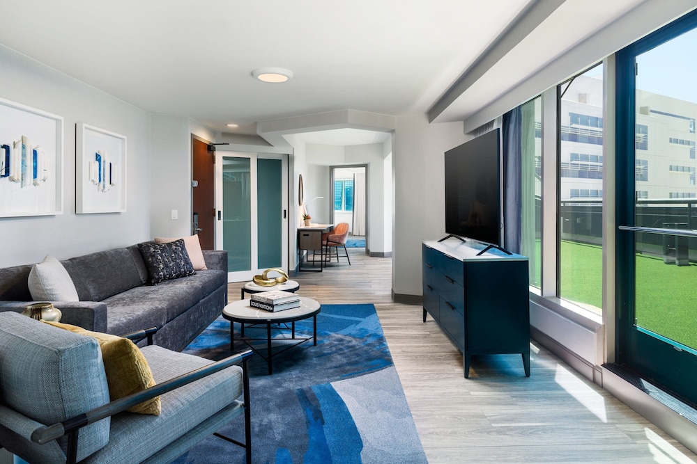 Hospitality Suite, 1 King Bed, Bay View - Photo 1