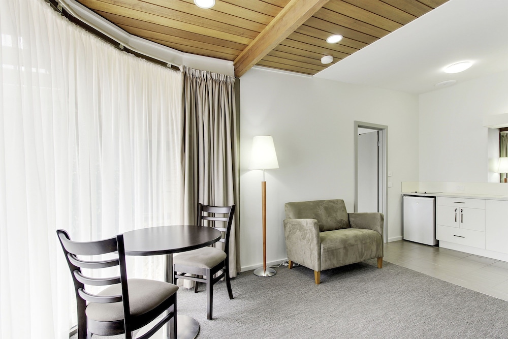 Superior One Bedroom King Apartment