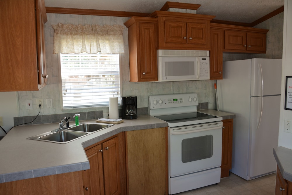 Cabin, 1 Bedroom (Park Model 56) photo 2