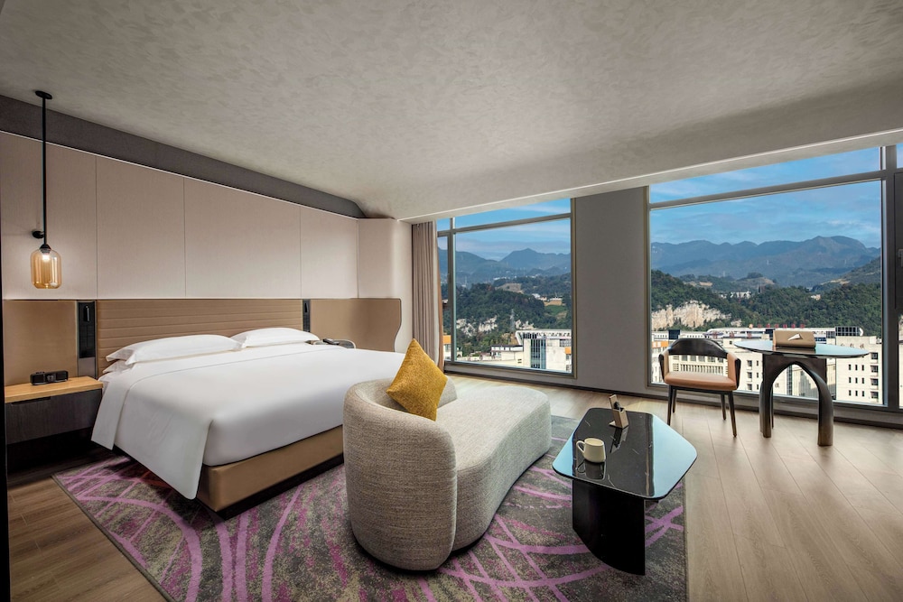 Deluxe Room, 1 King Bed, Non Smoking photo 3