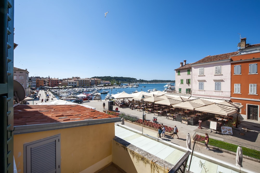 Comfort Apartment, 3 Bedrooms, Balcony, City View