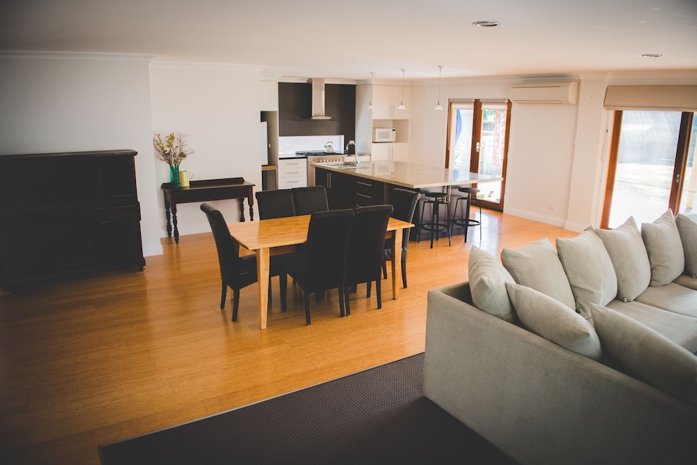 House, 5 Bedrooms, Garden View photo 2