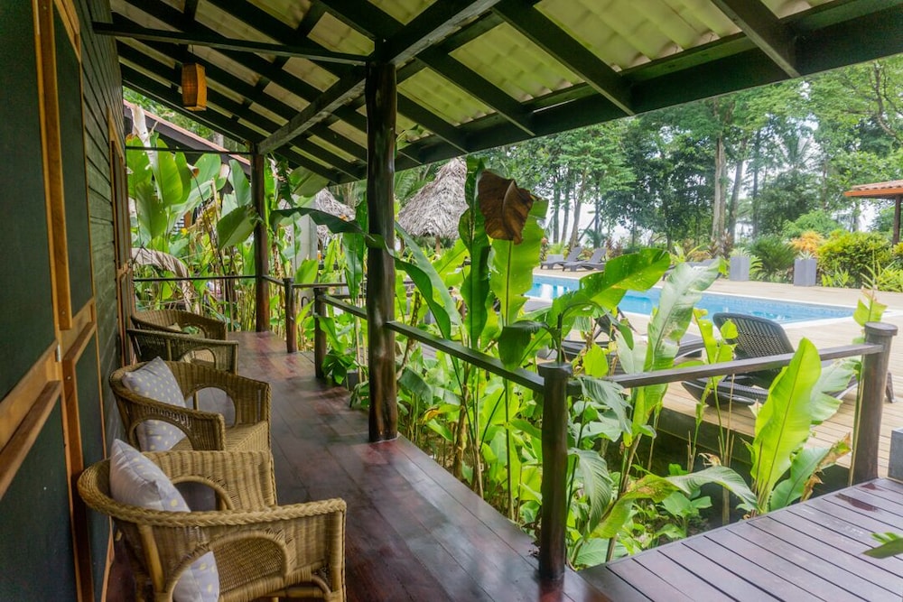 Luxury Double Room, 1 King Bed, Pool View photo 2