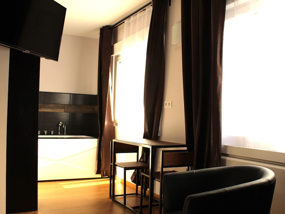 Luxury Apartment, Ensuite, Garden View - Photo 8