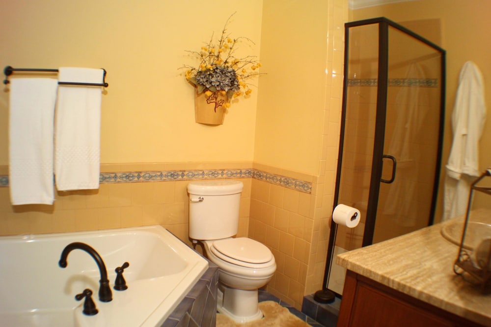 Premium Room, 1 King Bed, Private Bathroom, Garden View photo 2