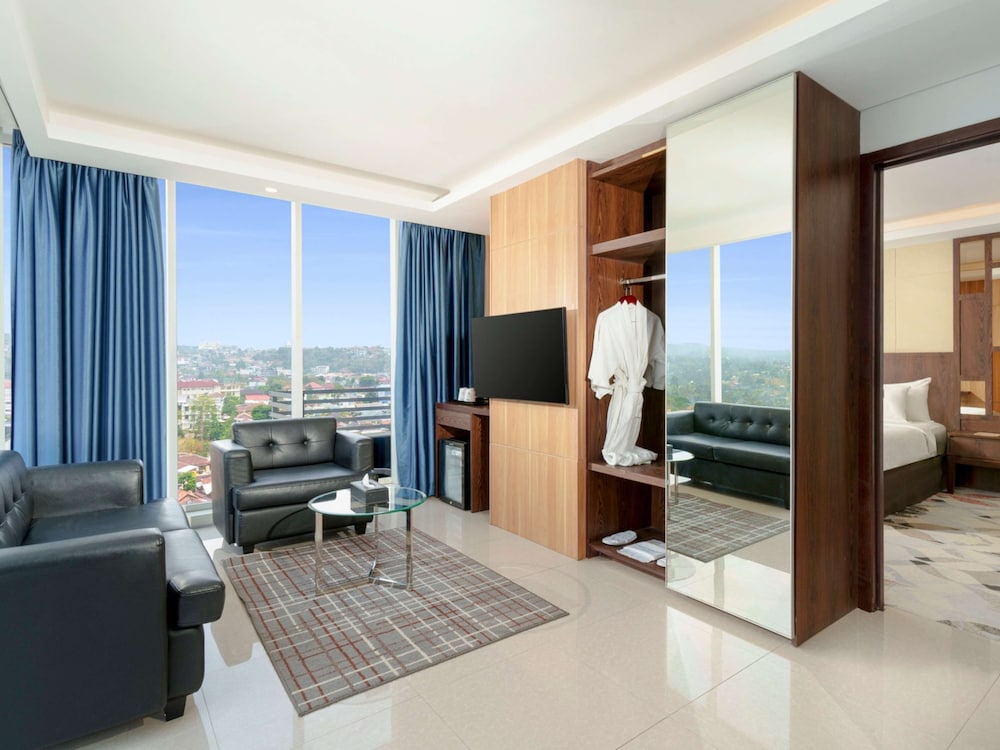 Junior Suite, 1 King Bed, Bathtub, City View - Photo 2
