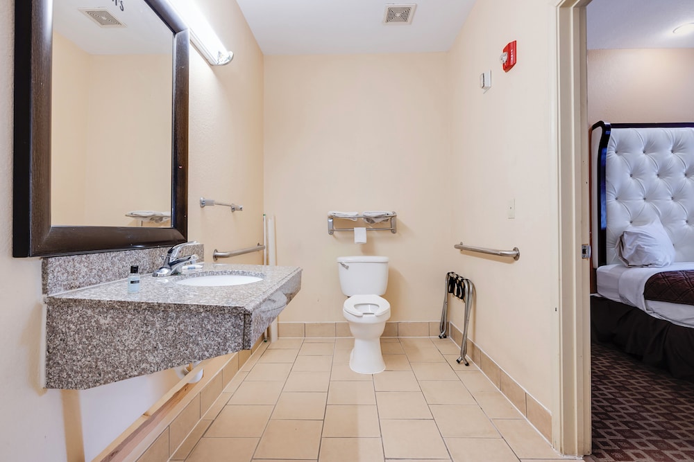 2 Queen Beds Accessible with Kitchenette - Photo 6
