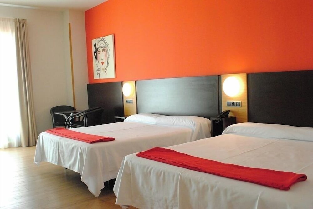 Superior Quadruple Room, 2 Queen Beds, Courtyard View photo 2