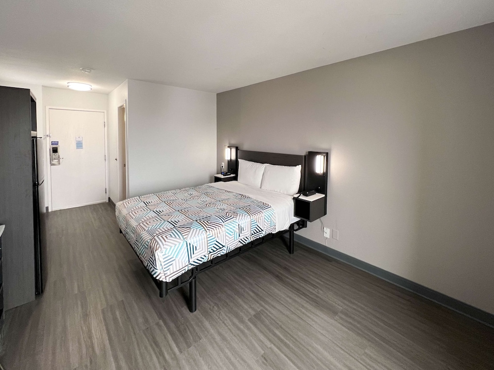 Standard Room, 1 Queen Bed, Non Smoking, Kitchenette - Photo 14