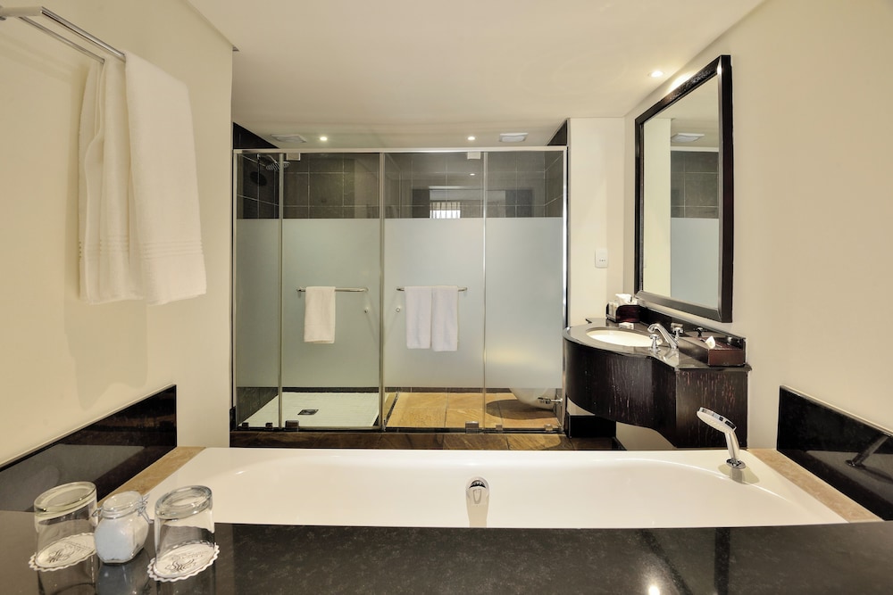 Luxury King Suite photo 2