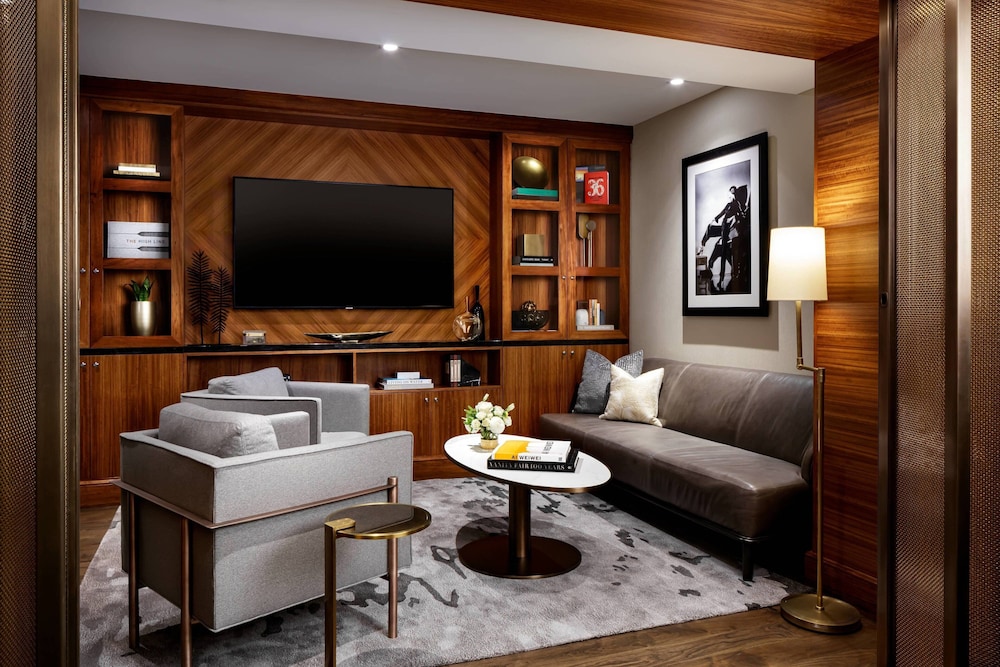 Club Room, 1 King Bed, City View