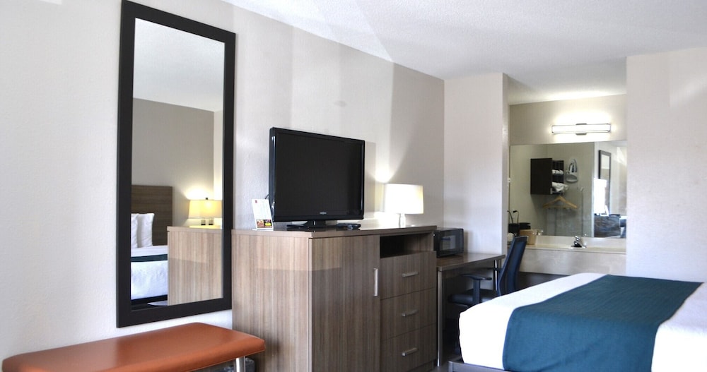 Deluxe Room, 1 King Bed, Smoking, Refrigerator & Microwave photo 2