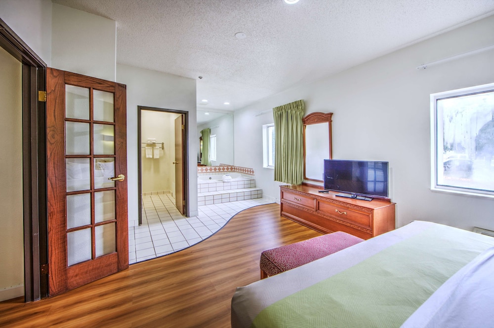 Deluxe Suite, 1 King Bed, Smoking, Hot Tub photo 2