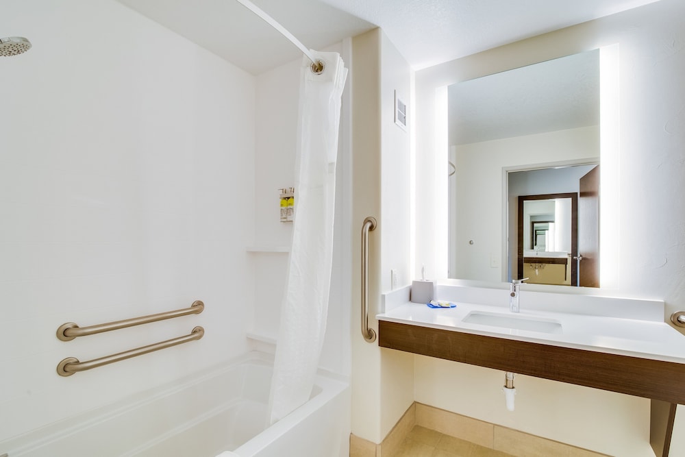 Standard Room, 1 King Bed, Accessible Bathtub (Communications)