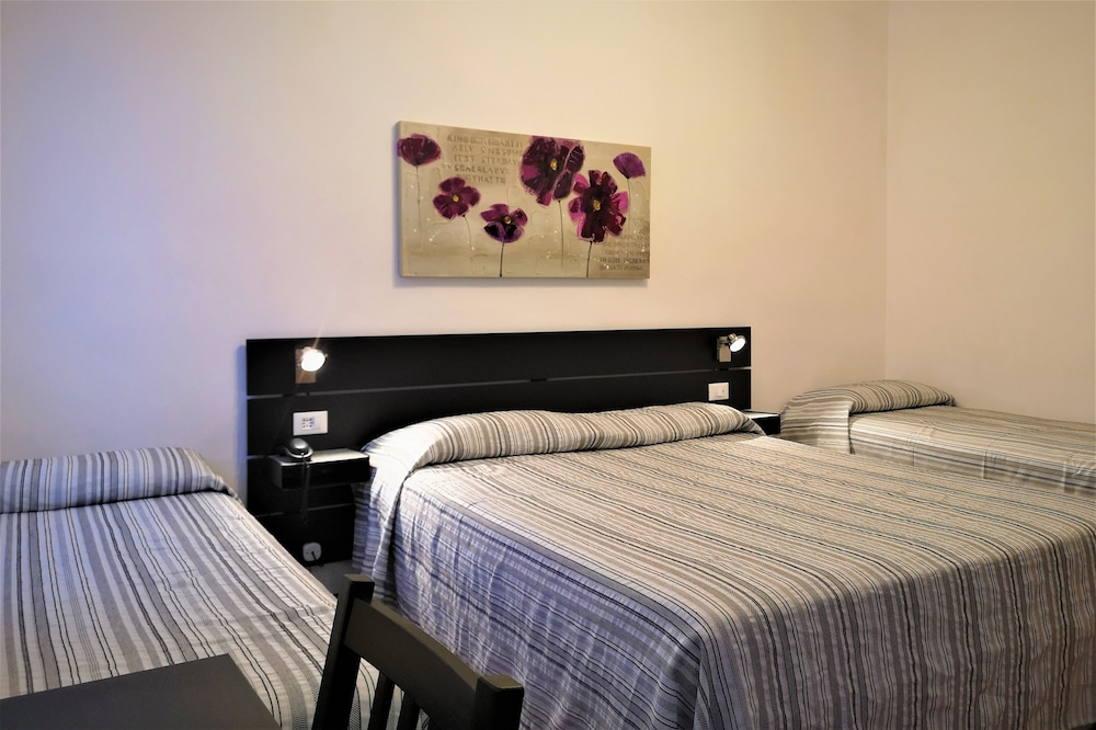 Standard Quadruple Room, Ensuite photo 3