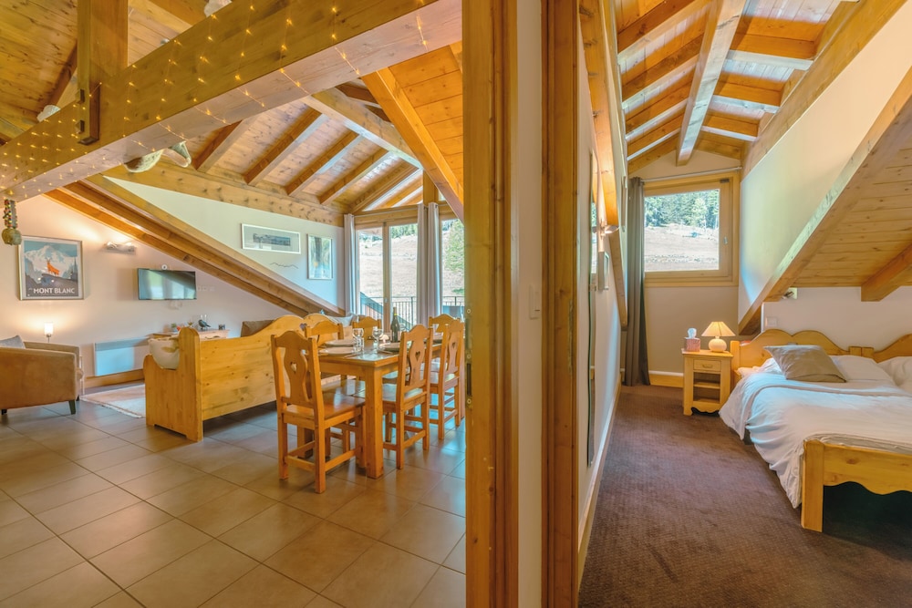 Family Apartment, Multiple Bedrooms, 2 Bathrooms (Vallorcine Loriaz 44 ski in / ski out) photo