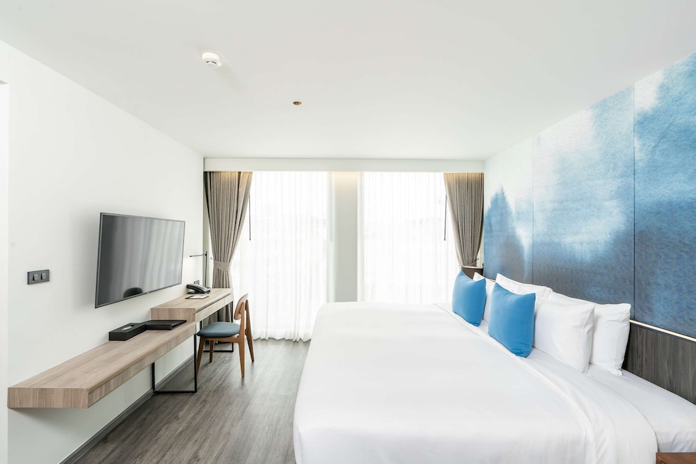 Suite, 1 Double Bed, Non Smoking, City View (Living Room;Shower Only) - Photo 5