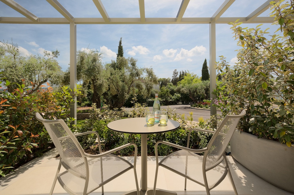 Deluxe Room, Garden View thumbnail 5