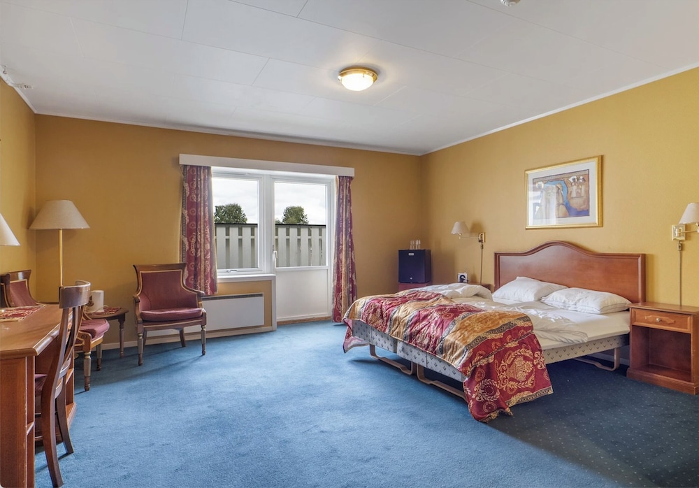 Standard Double Room, 1 Queen Bed, Balcony, Beachside photo 2