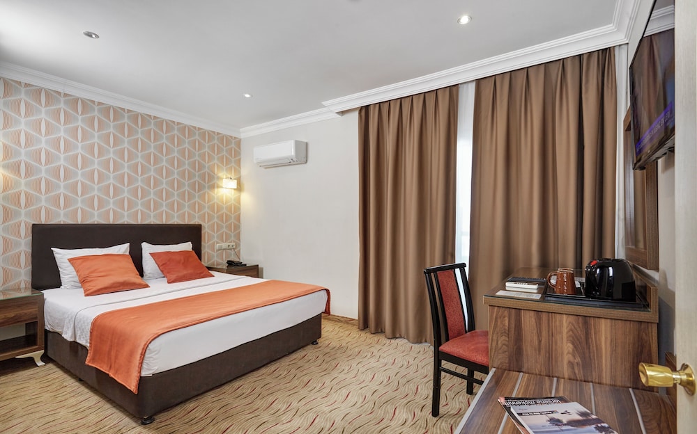 Superior Triple Room, Pool View photo 1