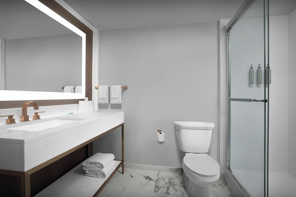 Premium Room, 1 King Bed, City View thumbnail 6