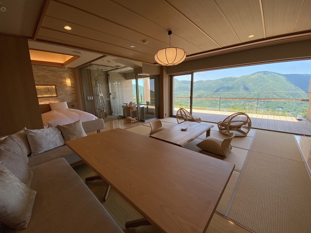 Standard Suite, Non Smoking, Mountain View
