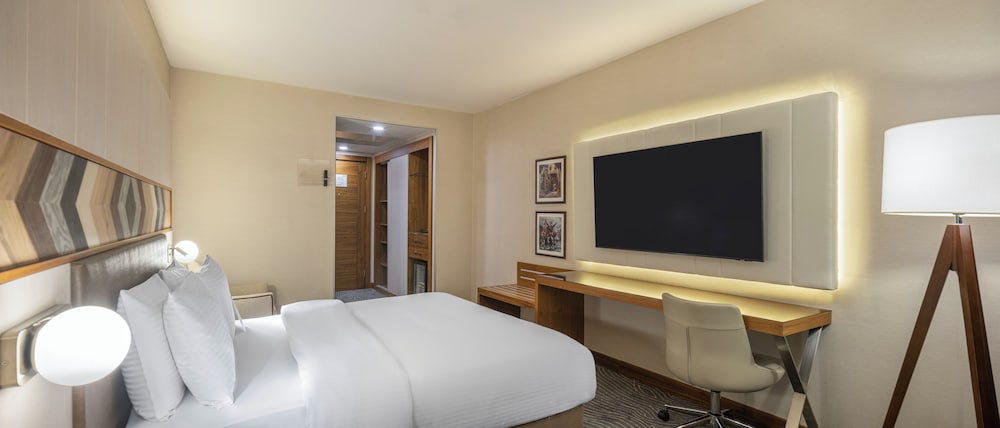 Deluxe Room, 1 Queen Bed with Sofa bed photo 2
