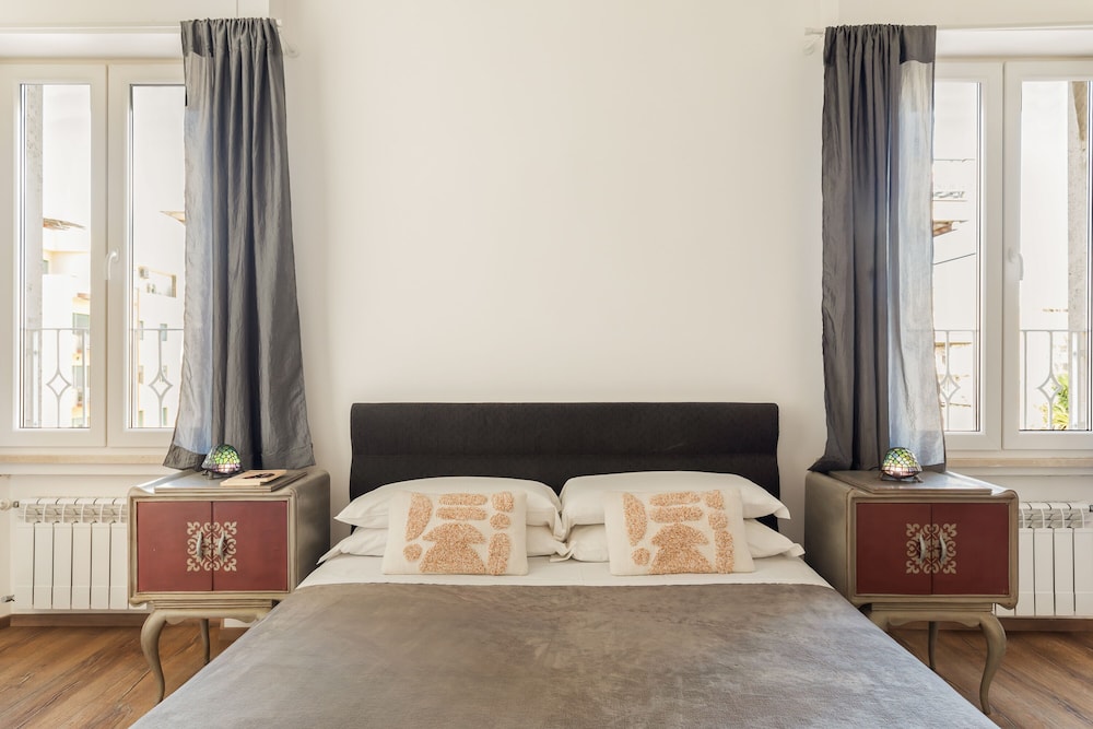 Deluxe Suite, 1 King Bed with Sofa bed, Private Bathroom photo 3