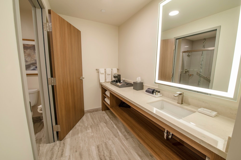 Deluxe Room, 1 King Bed, Balcony - Photo 7