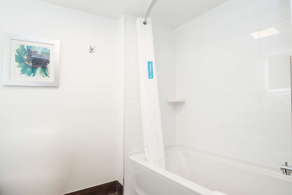 Standard Room, 2 Queen Beds thumbnail 5