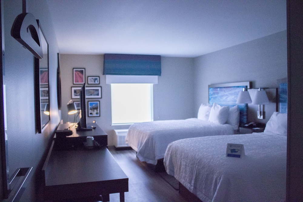 Room, 2 Queen Beds, Accessible, Bathtub photo 2