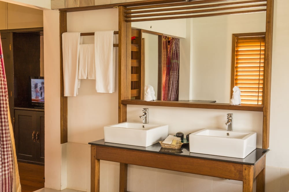 Deluxe Twin Room, Lake View photo 2