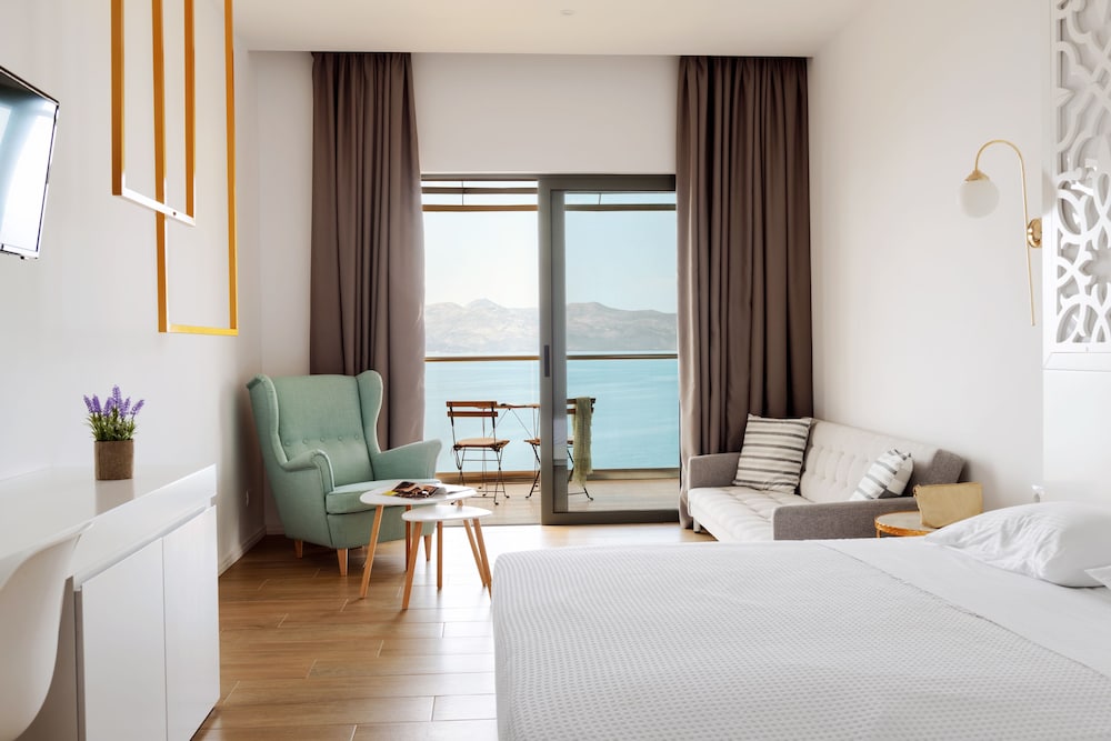 Deluxe Queen Suite