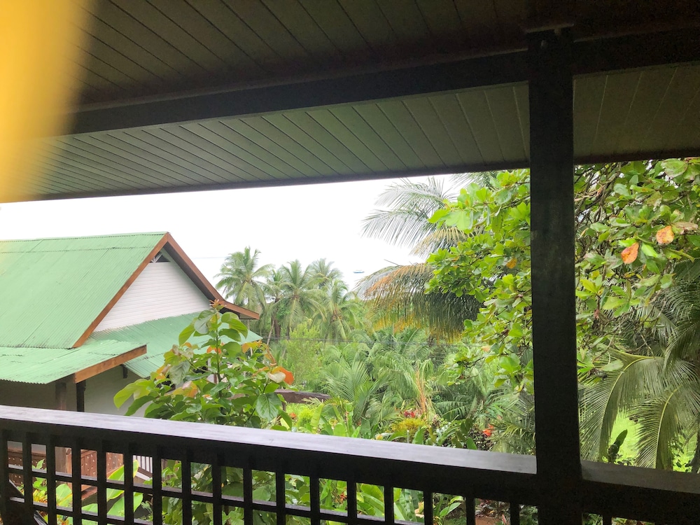 Deluxe Studio Suite, 1 Queen Bed, Partial Ocean View photo 2