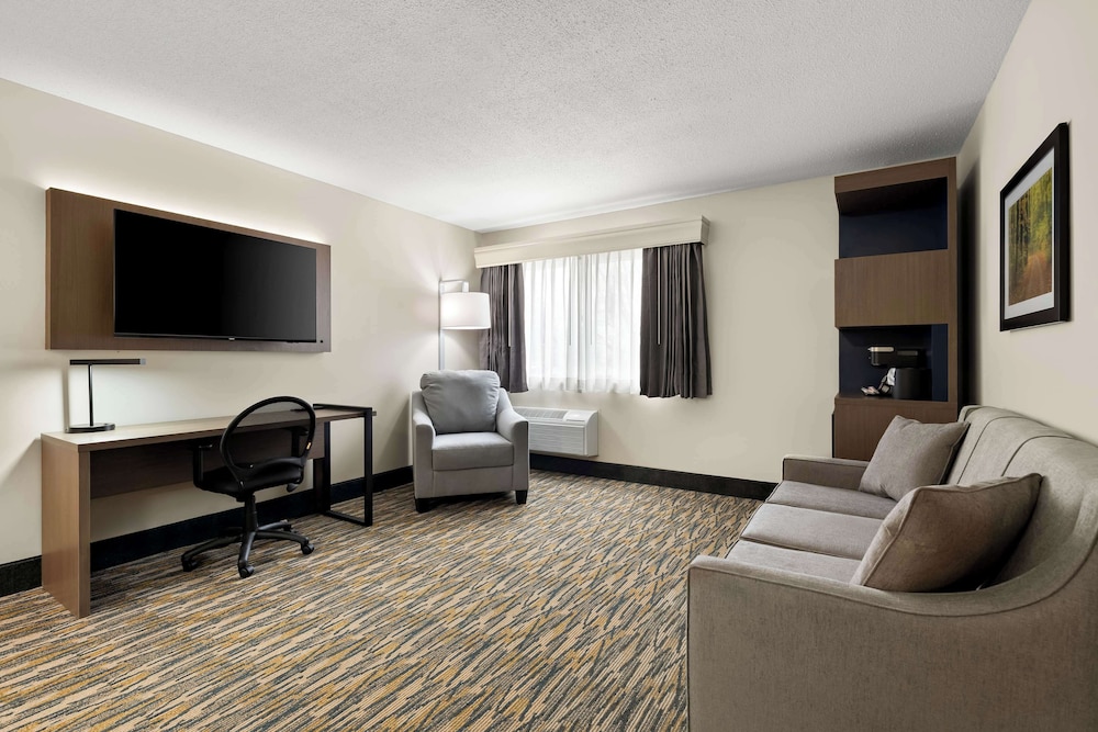Suite, 2 Queen Beds, Non Smoking, Refrigerator & Microwave (with Sofabed) photo 1