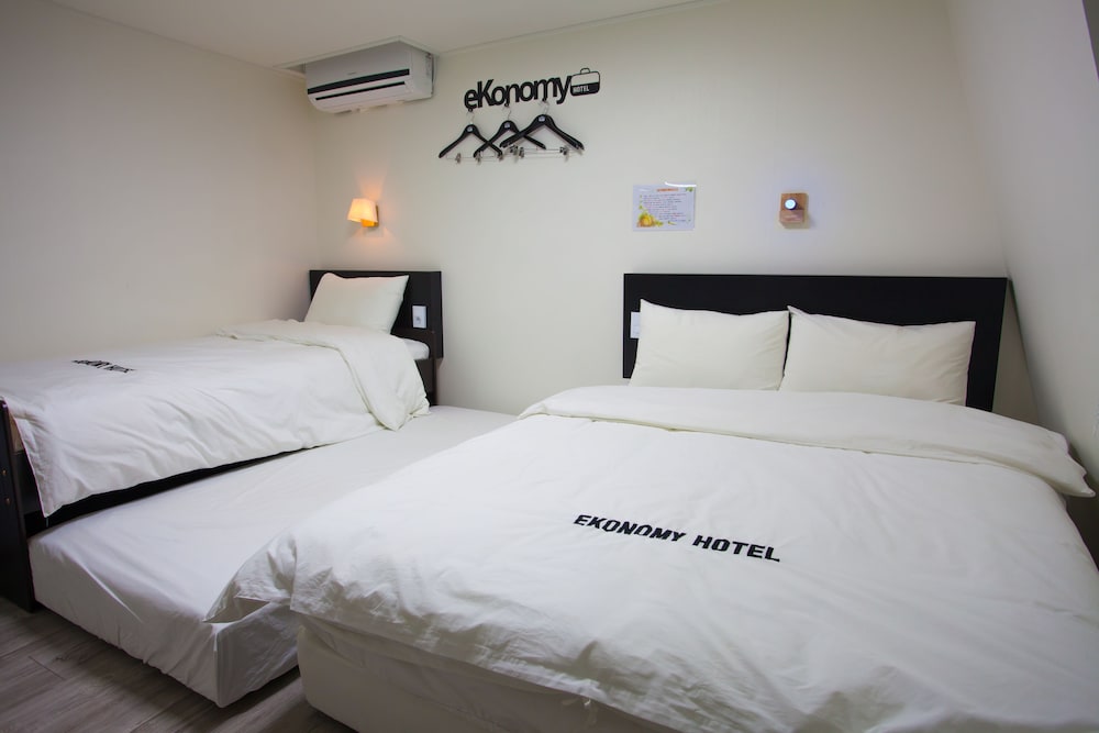 Business Twin (Light Breakfast for 2 people, Free Access of Community Room - 1 hour per stay) photo 3