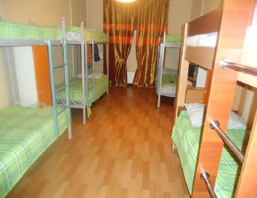 Bed in 6-Bed mixed room photo 1