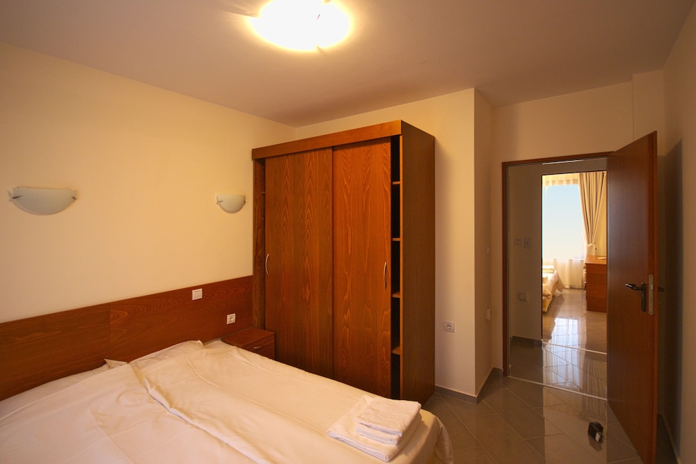 Apartment, 2 Bedrooms, Garden Area photo 1